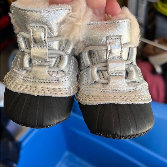 $50 Sorel Baby Caribootie Infant Silver Black Genuine Shearling Crib Shoe Sz 3 - Picture 2 of 5